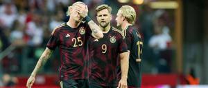 Deutschlands Nationalkicker Wolf, Füllkrug und Brandt nach dem Spiel gegen Polen.