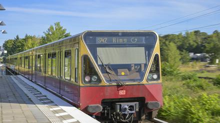 Ringbahn, S-Bahnhof Frankfurter Allee, Friedrichshain, Friedrichshain-Kreuzberg, Berlin, Deutschland *** Ringbahn, S Station Frankfurter Allee, Friedrichshain, Friedrichshain Kreuzberg, Berlin, Germany