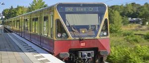 Ringbahn, S-Bahnhof Frankfurter Allee, Friedrichshain, Friedrichshain-Kreuzberg, Berlin, Deutschland *** Ringbahn, S Station Frankfurter Allee, Friedrichshain, Friedrichshain Kreuzberg, Berlin, Germany
