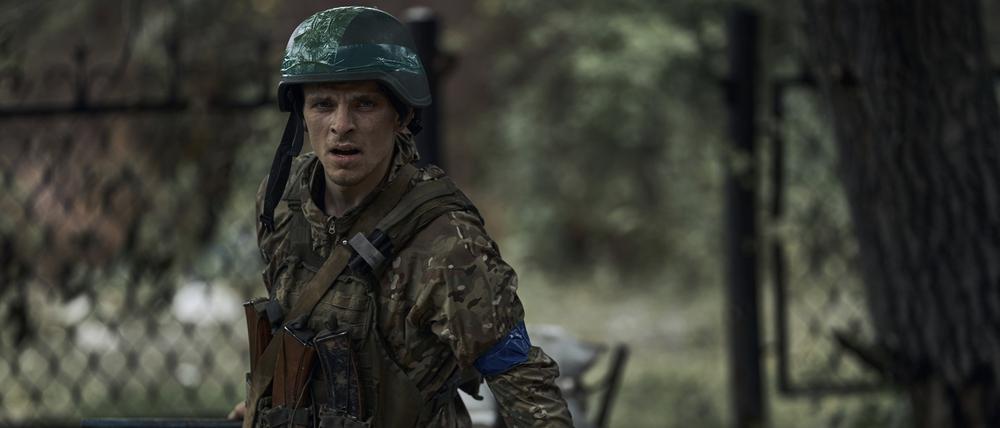 Ein ukrainischer Soldat in dem kürzlich zurückeroberten Dorf Blahodatne in der Region Donezk.
