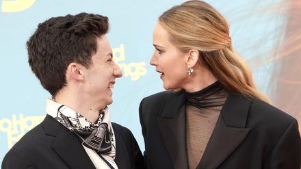 Andrew Barth Feldman und Jennifer Lawrence bei der Premiere des Kinofilms „No Hard Feelings“ im Berliner Zoo-Palast.