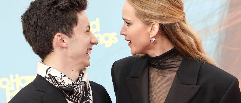 Andrew Barth Feldman und Jennifer Lawrence bei der Premiere des Kinofilms „No Hard Feelings“ im Berliner Zoo-Palast.