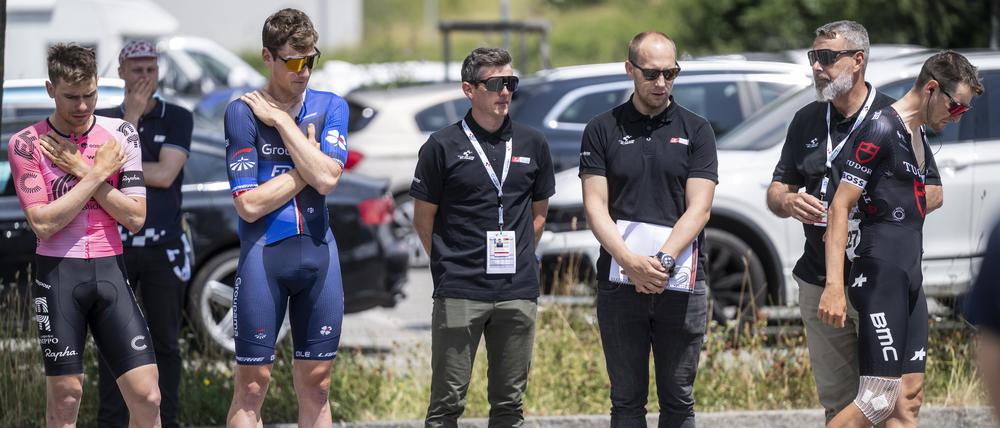 Stefan Bissegger (l-r)von EF Education-Easy Post, Stefan Küng von Groupama-FDJ, Mathias Frank, David Loosli, Olivier Senn und Roland Thalmann vom Tudor Pro Cycling Team trauern um Gino Mäder.