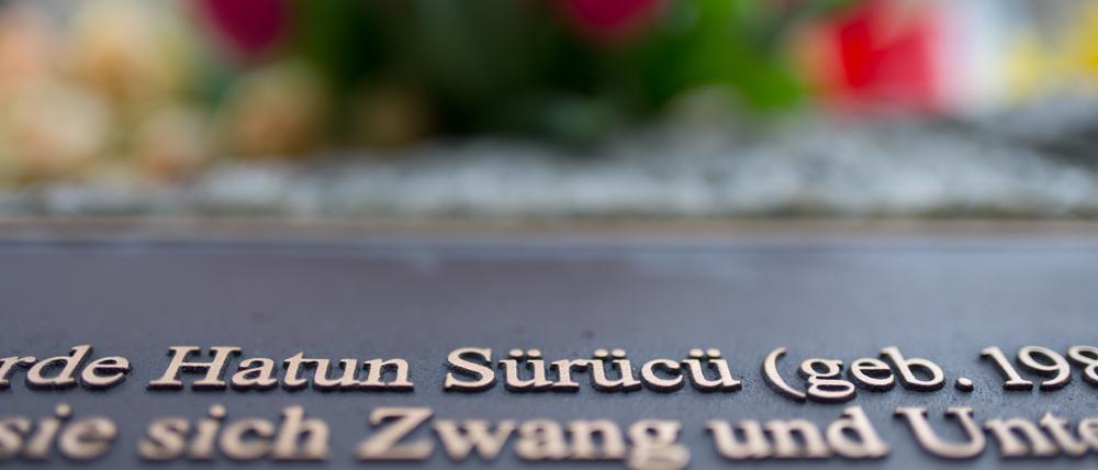 Der Gedenkstein erinnert an den Mord an Hatun Sürücü in Berlin.