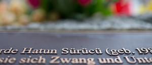 Der Gedenkstein erinnert an den Mord an Hatun Sürücü in Berlin.