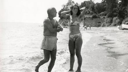Pablo Picasso und Françoise Gilot. Szene aus dem Film „La vie commence demain“ (Das Leben beginnt morgen).