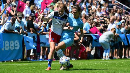 Im Hinspiel konnte Viktoria mit Marlies Sänger (r.) die Hamburgerinnen um Carla Morich nur schwer stoppen.