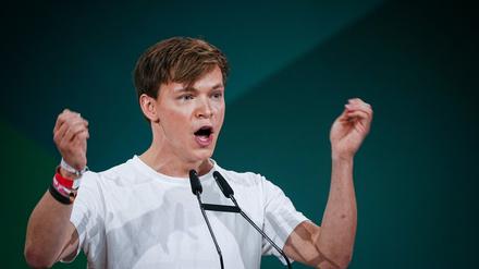 Timon Dzienus, Bundessprecher der Grünen Jugend, spricht beim Grünen-Bundesparteitag.