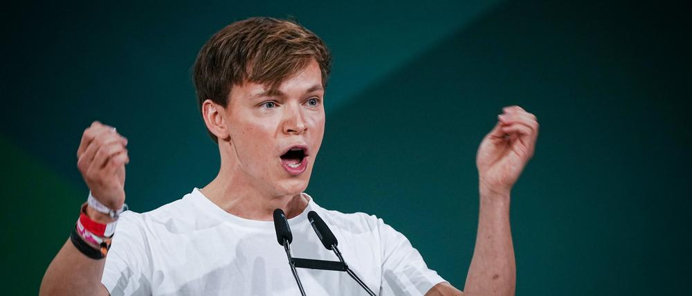 Timon Dzienus, Bundessprecher der Grünen Jugend, spricht beim Grünen-Bundesparteitag.