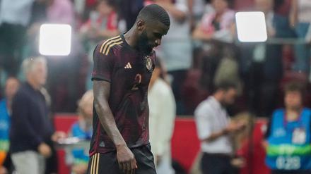 Blick nach unten. Antonio Rüdiger und die Nationalelf mussten gegen Polen die nächste Niederlage hinnehmen. 
