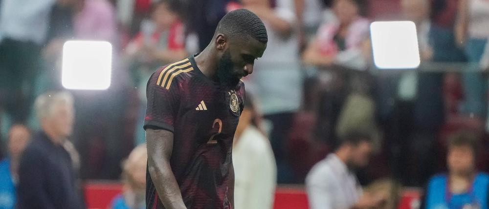 Blick nach unten. Antonio Rüdiger und die Nationalelf mussten gegen Polen die nächste Niederlage hinnehmen.