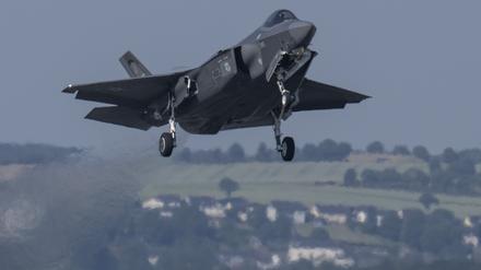 Ein Kampfflugzeug vom Typ F-35.