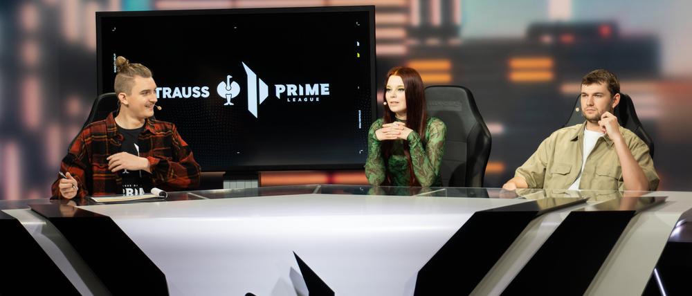 Anika Wolter und zwei Kollegen bei einer Live-Übertragung von „League of Legends“.