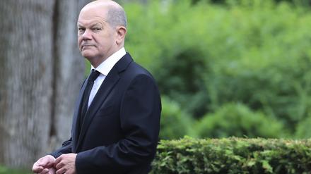 Bundeskanzler Olaf Scholz (SPD) bei der zentralen Gedenkfeier für die Opfer des Volksaufstands vom 17. Juni 1953 auf dem Friedhof Seestraße.