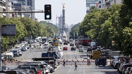 Vollsperrung Kaiserdamm Berlin, 31.05.2023 - Der Kaiserdamm ist bis Herbst 2023 fuer den Autoverkehr gesperrt. Dort droht die Fahrbahn zwischen Suarezstra√üe und Sophie-Charlotten-Stra√üe wegen eines Kanalschadens abzusacken. Beschaedigte Dueker Kanaaele muessen erneuert werden. Berlin Berlin Deutschland *** Full closure Kaiserdamm Berlin, 31 05 2023 The Kaiserdamm is closed to motor traffic until autumn 2023 There, the roadway between Suarezstra√üe and Sophie Charlotten Stra√üe is in danger of subsidence due to sewer damage Damaged Dueker sewers must be renewed Berlin Berlin Germany