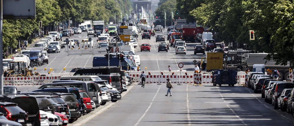 Vollsperrung Kaiserdamm Berlin, 31.05.2023 - Der Kaiserdamm ist bis Herbst 2023 fuer den Autoverkehr gesperrt. Dort droht die Fahrbahn zwischen Suarezstra√üe und Sophie-Charlotten-Stra√üe wegen eines Kanalschadens abzusacken. Beschaedigte Dueker Kanaaele muessen erneuert werden. Berlin Berlin Deutschland *** Full closure Kaiserdamm Berlin, 31 05 2023 The Kaiserdamm is closed to motor traffic until autumn 2023 There, the roadway between Suarezstra√üe and Sophie Charlotten Stra√üe is in danger of subsidence due to sewer damage Damaged Dueker sewers must be renewed Berlin Berlin Germany
