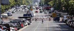 Vollsperrung Kaiserdamm Berlin, 31.05.2023 - Der Kaiserdamm ist bis Herbst 2023 fuer den Autoverkehr gesperrt. Dort droht die Fahrbahn zwischen Suarezstra√üe und Sophie-Charlotten-Stra√üe wegen eines Kanalschadens abzusacken. Beschaedigte Dueker Kanaaele muessen erneuert werden. Berlin Berlin Deutschland *** Full closure Kaiserdamm Berlin, 31 05 2023 The Kaiserdamm is closed to motor traffic until autumn 2023 There, the roadway between Suarezstra√üe and Sophie Charlotten Stra√üe is in danger of subsidence due to sewer damage Damaged Dueker sewers must be renewed Berlin Berlin Germany