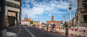 Kein Ruhmesblatt für Berlins Stadtplanung: die Baustelle am Molkenmarkt hinter dem Roten Rathaus.