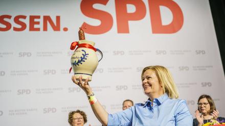 Nancy Faeser (SPD), Bundesinnenministerin, hält nach ihrer offiziellen Nominierung zur Spitzenkandidatin der Landtagswahl 2023 beim hessischen SPD-Parteitag einen Bembel nach oben.