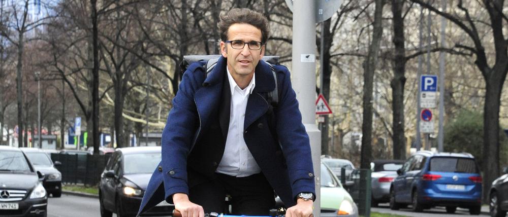 Heinrich Strößenreuther ist ehemaliger Greenpeace-Campaigner, Bundestags-Referent, Strategie-Berater, Interims-Geschäftsführer, Startup-Unternehmer, Business Angel und Initiator des Volksentscheids Fahrrad in Berlin.