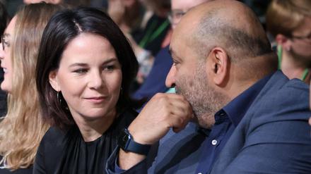 Außenministerin Annalena Baerbock und der Parteivorsitzende Omid Nouripour beim kleinen Parteitag der Grünen in Bad Vilbel.