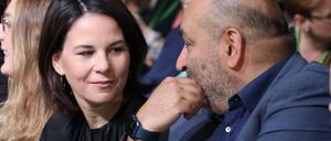 Außenministerin Annalena Baerbock und der Parteivorsitzende Omid Nouripour  beim kleinen Parteitag der Grünen in Bad Vilbel.