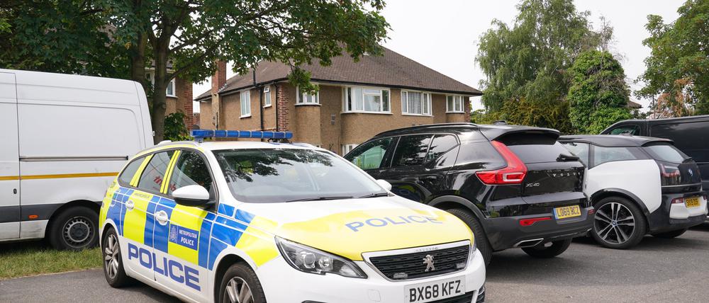 Ein Polizeiauto steht vor dem Haus im Westen Londons, in dem vier Menschen tot aufgefunden wurden.