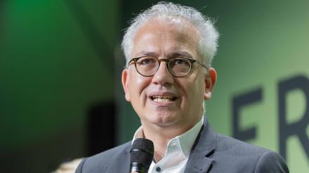 Der hessische Verkehrsminister Tarek Al-Wazir auf dem Merck-Gelände in Gernsheim 2022.