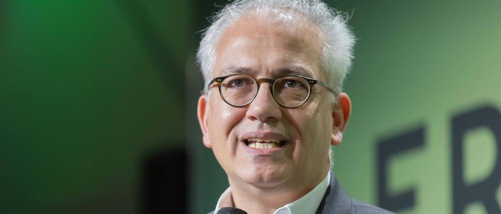 Der hessische Verkehrsminister Tarek Al-Wazir auf dem Merck-Gelände in Gernsheim 2022. 