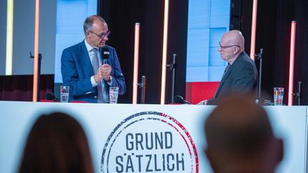 Friedrich Merz (l.), CDU Bundesvorsitzender und Fraktionsvorsitzender der CDU/CSU Fraktion, diskutiert mit Ralf Fücks, dem Geschäftsführenden Gesellschafter des Zentrums Liberale Moderne, beim CDU-Grundsatzkonvent.