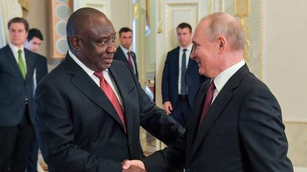 Wladimir Putin (rechts) und Cyril Ramaphosa schütteln sich nach ihrem Treffen in Sankt Petersburg die Hände.