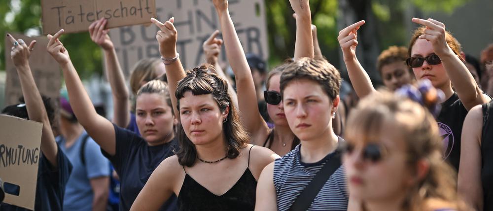 Mitglieder einer Schweizer Frauenrechtsgruppe demonstrieren vor der Eröffnung eines Rammstein-Konzerts im Wankdorf-Stadion in Bern am 17. Juni 2023.