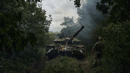  Ein ukrainischer Panzer rückt in Richtung einer Stellung bei Bachmut vor.