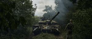  Ein ukrainischer Panzer rückt in Richtung einer Stellung bei Bachmut vor.