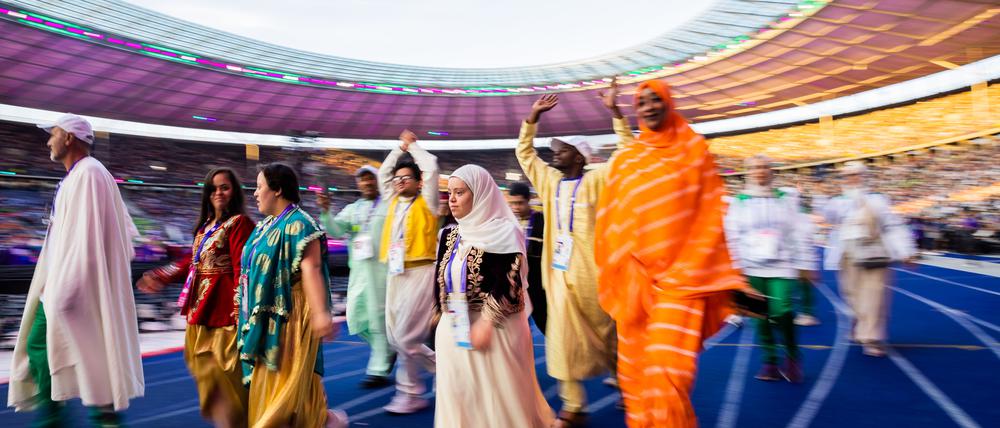 Athleten aus Algerien kommen bei der Eröffnungsfeier der Special Olympics World Games Berlin 2023 ins Olympiastadion.