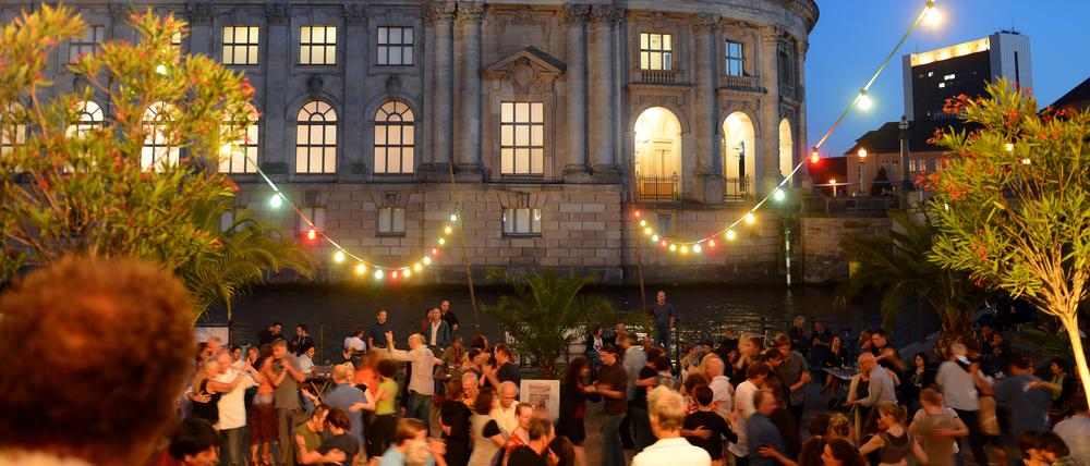 Tango und Bachata am Bodemuseum: Mehrmals die Woche fühlt sich der Monbijoupark fast an wie Südamerika.