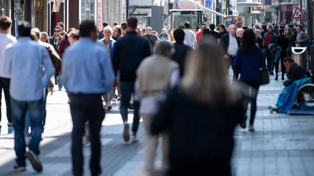 Weniger Passanten als üblich sind am frühen Nachmittag auf der Einkaufsstraße „Hohe Straße“ unterwegs. +++ dpa-Bildfunk +++