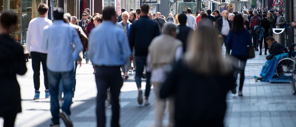 Weniger Passanten als üblich sind am frühen Nachmittag auf der Einkaufsstraße „Hohe Straße“ unterwegs. +++ dpa-Bildfunk +++
