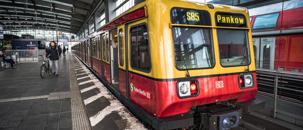 Berlin Kreuzberg-Friedrichshain Bahnhof Ostkreuz auf der Ringbahn.