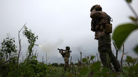 Ukrainische Soldaten in der Nähe von Bachmut.