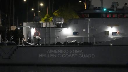 Rettungskräfte tragen Leichen von einem Schiff der Küstenwache in einen Kühlwagen im Hafen von Kalamata, etwa 240 Kilometer südwestlich von Athen. 