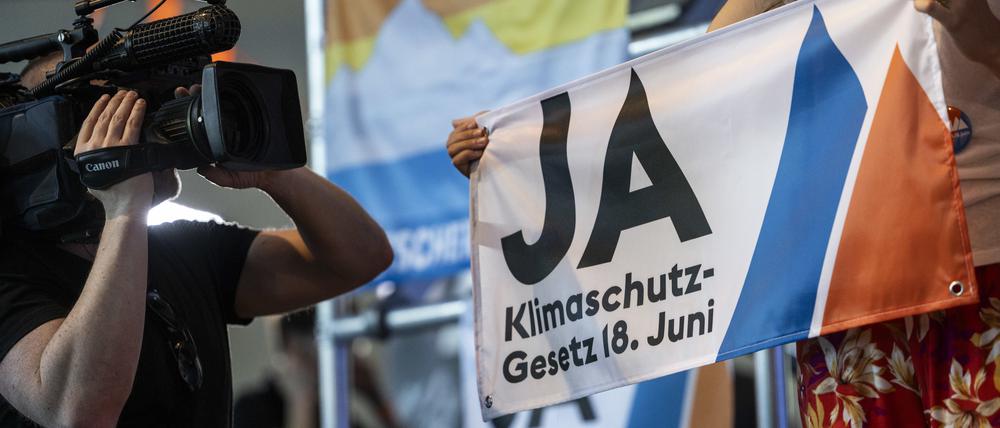 Ein Kameramann filmt die Befürworter der Vorlage zum Klimaschutz-Gesetz.