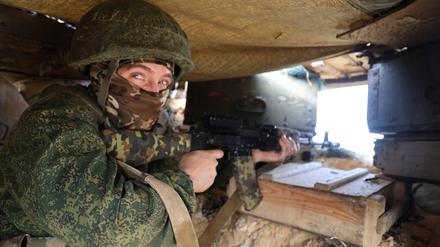 Ein russischer Soldat an der Verteidigungslinie an der Grenze des Bezirks Jasinowataja in der Nähe des Industriegebiets Awdejewka.