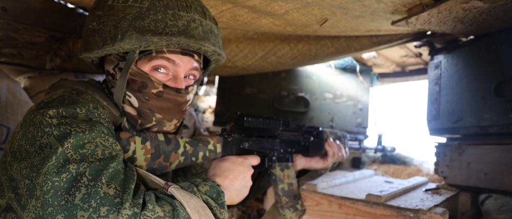Ein russischer Soldat an der Verteidigungslinie an der Grenze des Bezirks Jasinowataja in der Nähe des Industriegebiets Awdejewka.