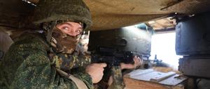 Ein russischer Soldat an der Verteidigungslinie an der Grenze des Bezirks Jasinowataja in der Nähe des Industriegebiets Awdejewka.