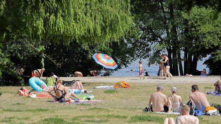 Die inoffizielle Badestelle am Groß Glienicker See in Potsdam ist bei schönem Sommerwetter gut besucht.