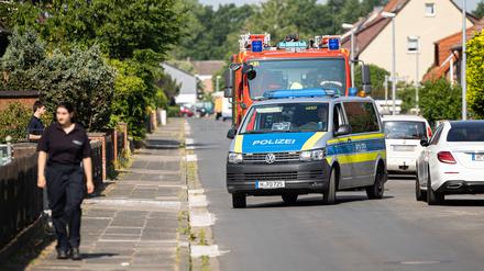 Einsatzkräfte von Feuerwehr und Polizei kontrollieren im Evakuierungsgebiet, dass Anwohner ihre Wohnungen und Häuser verlassen, wegen einer Bombensprengung am Sonntag in Hannover. Entdeckt wurde eine Zehn-Zentner-Fliegerbombe mit Langzeitzünder.
