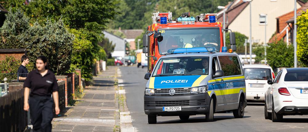 Einsatzkräfte von Feuerwehr und Polizei kontrollieren im Evakuierungsgebiet, dass Anwohner ihre Wohnungen und Häuser verlassen, wegen einer Bombensprengung am Sonntag in Hannover. Entdeckt wurde eine Zehn-Zentner-Fliegerbombe mit Langzeitzünder.
