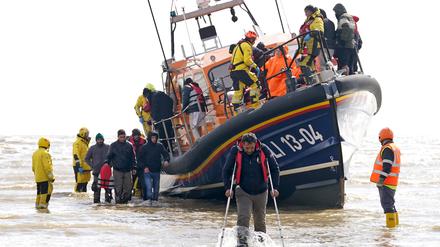 Menschen, bei denen es sich vermutlich um Migranten handelt, werden nach einem Zwischenfall mit einem kleinen Boot im Ärmelkanal von einem Rettungsboot der britischen Seenotrettungsorganisation «Royal National Lifeboat Institution» nach Dungeness gebracht.
