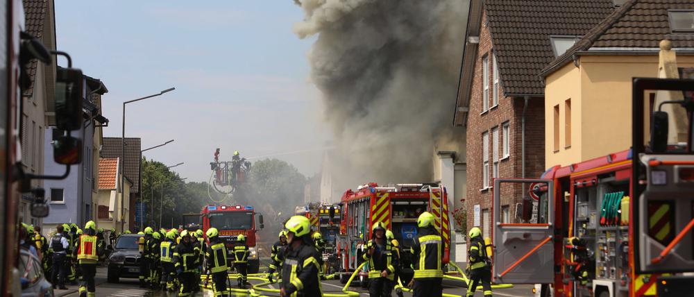 Nordrhein-Westfalen, St. Augustin: Rauch und Flammen schlagen aus einem Gebäude.